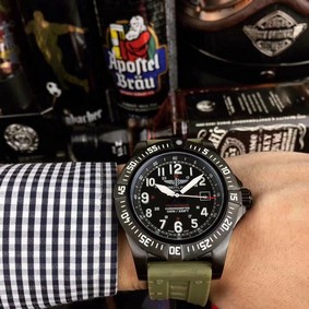 Breitling Colt Skyracer Black Dial on Green Rubber Strap Replica