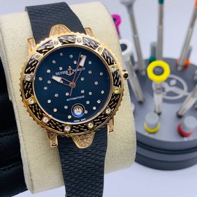 UN Diamond Black Dial Case Gold Rubber Strap Replica