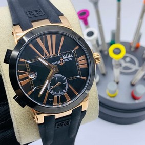 UN Classic Rome Black Gold Dial on Black Rubber Strap Replica
