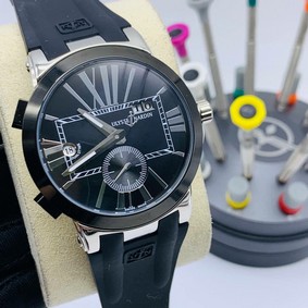 UN Classic Rome Black Dial on Black Rubber Strap Replica